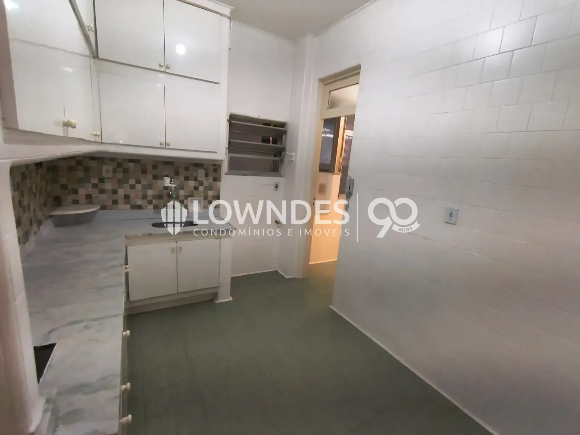 3-bedroom apartment with wood or laminate floors — photo 8
