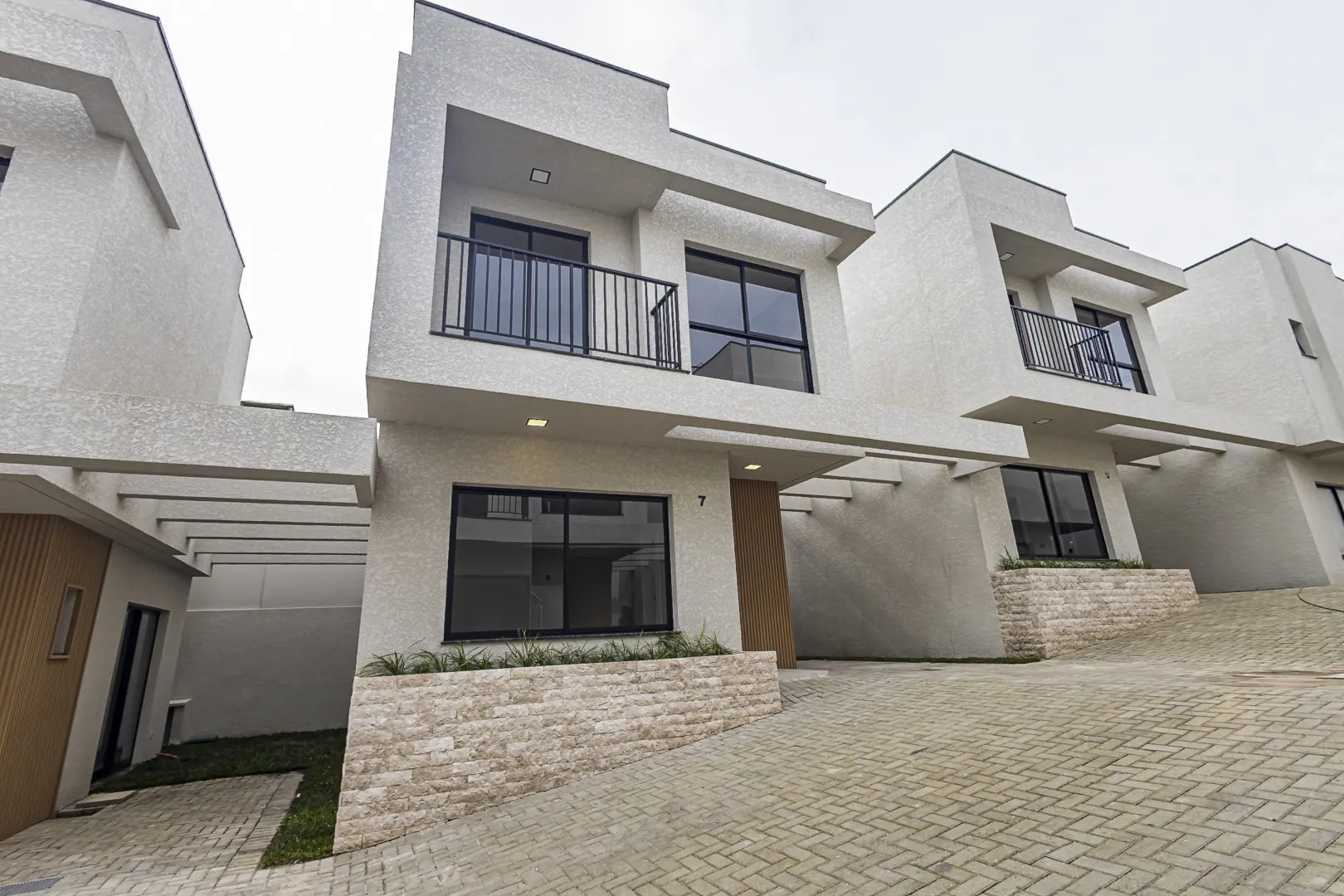 House with 3 bedrooms, 3 baths and 2 parking spots — photo 40