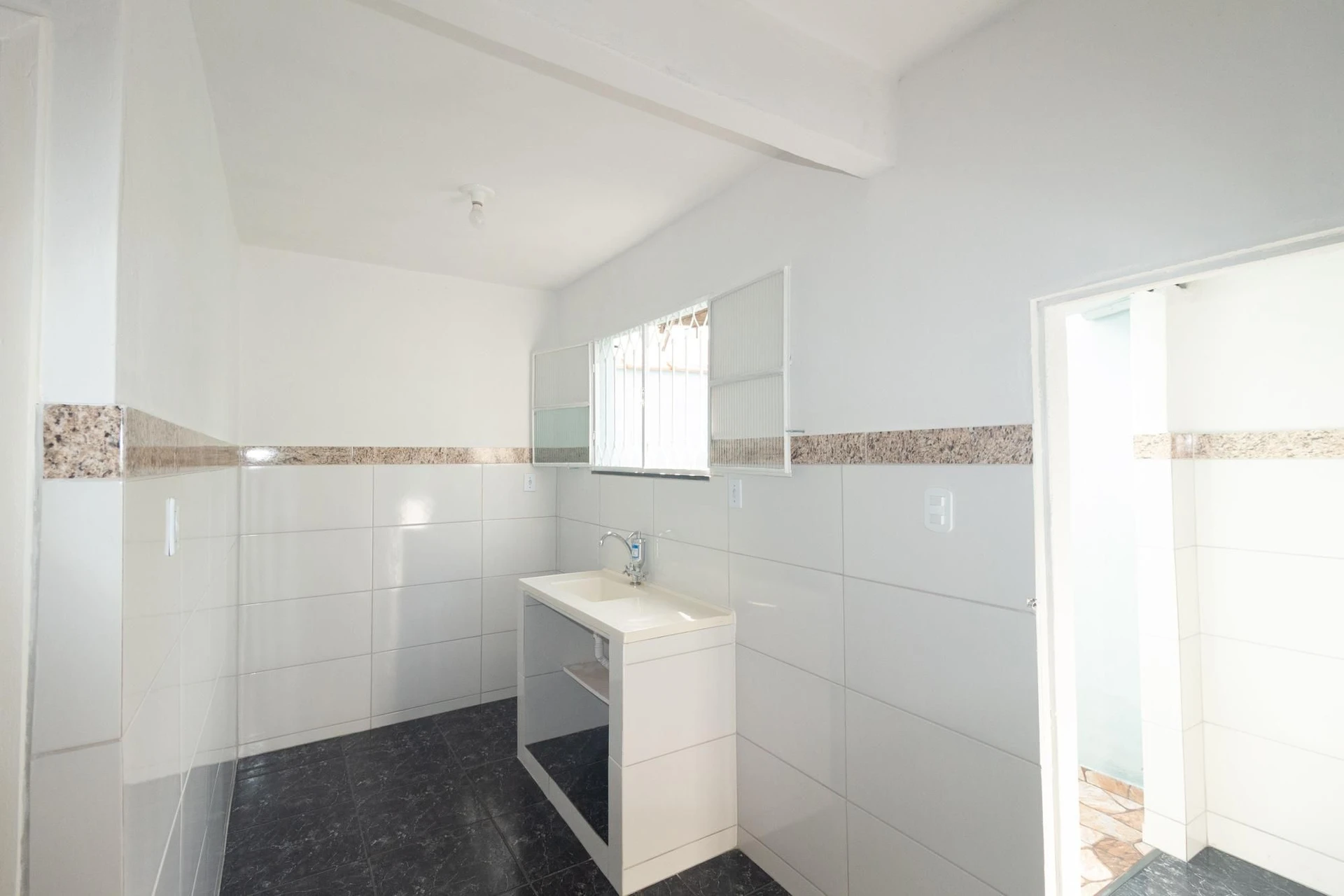 Unfurnished house with 1 bedroom and 1 bathroom