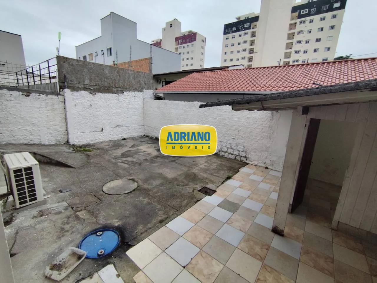 House with 4 bedrooms and a private garden — photo 38