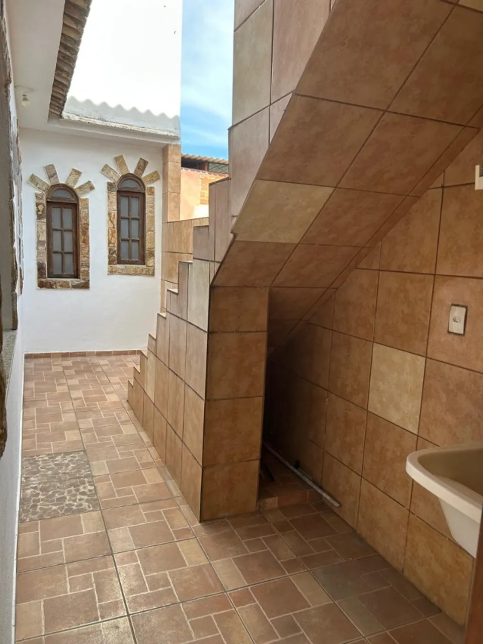 Casa sem mobília com cozinha fechada e terraço — photo 2