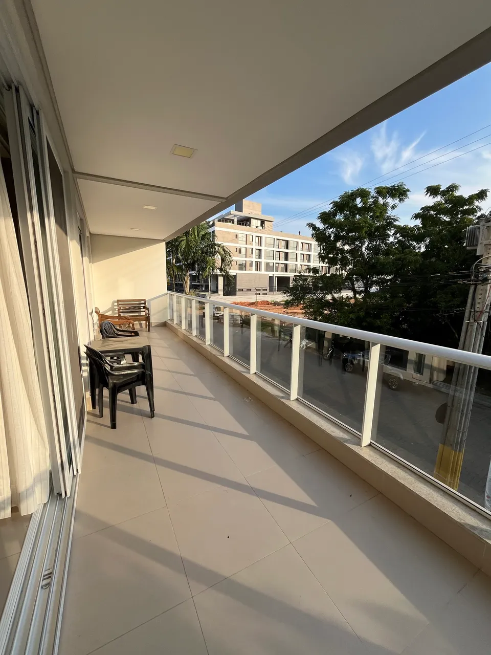Квартира 100 м² с застеклённым балконом и грилем на балконе — photo 9
