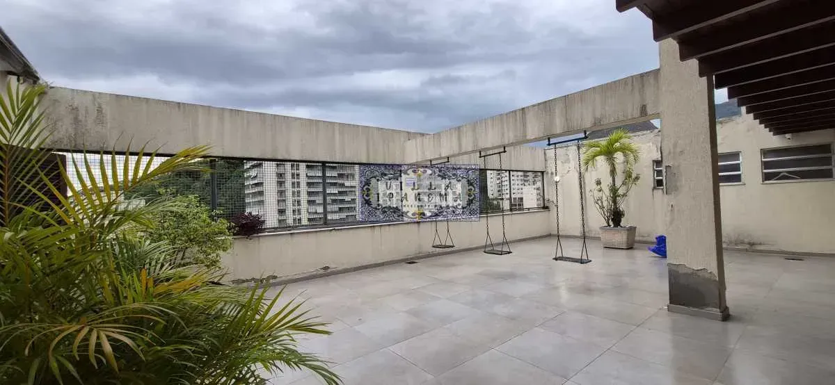 350 m² penthouse with 5 bedrooms and a glass balcony — photo 63