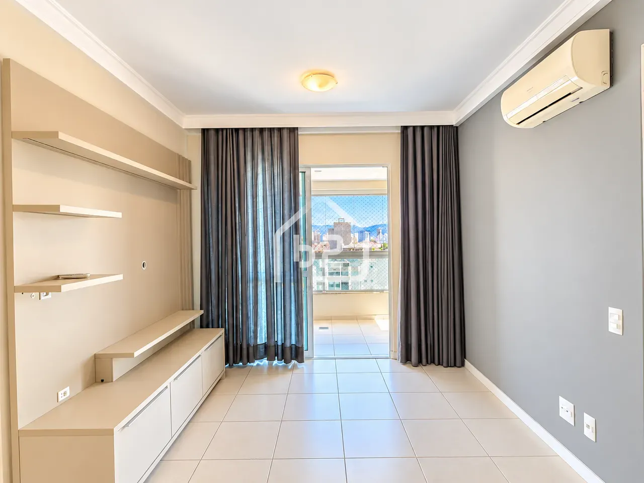 2-bedroom apartment in a building with a gym — photo 10