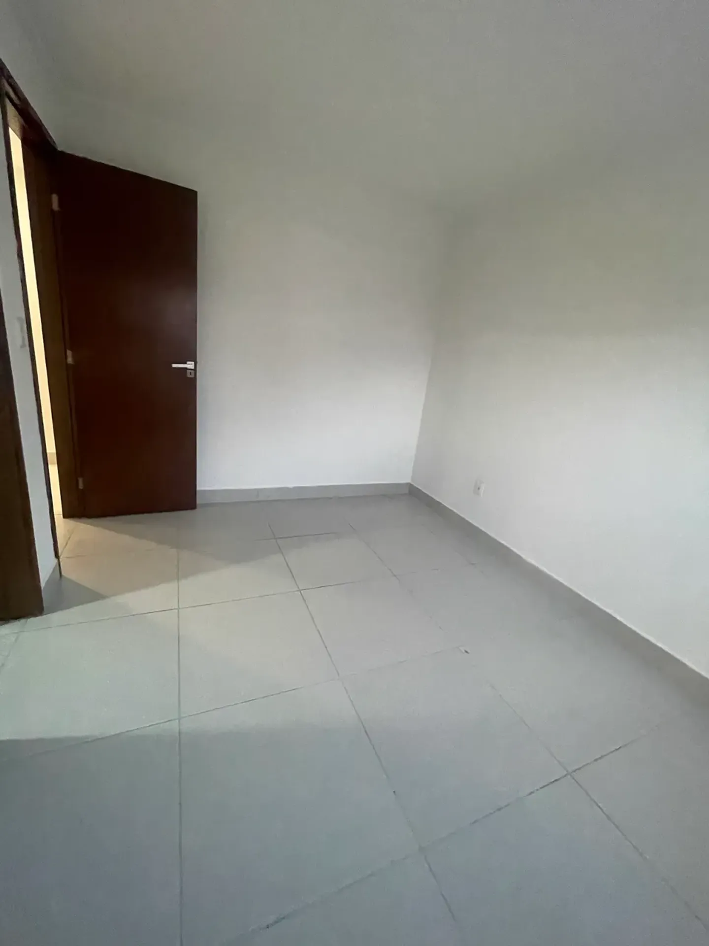 Glass-enclosed balcony in a 4-bedroom apartment, 115 m² — photo 16
