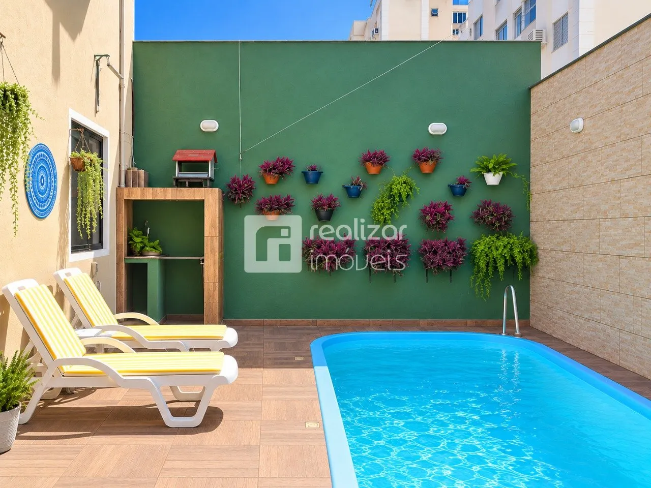 Balcony with a grill in a 5-bedroom house, 204 m² — photo 19