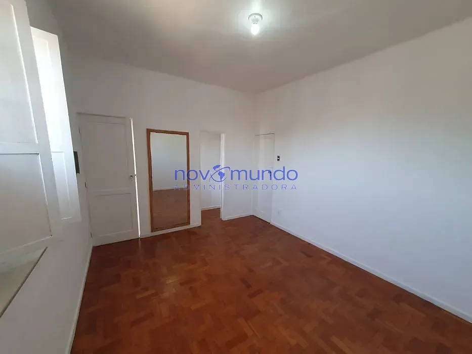 Apartamento com piso de madeira ou laminado, Pilares — photo 2