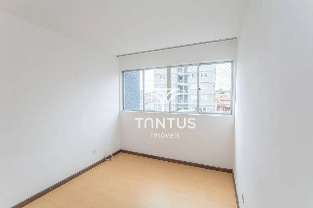 Wood or laminate floors in a 2-bedroom apartment, 66 m² — photo 28