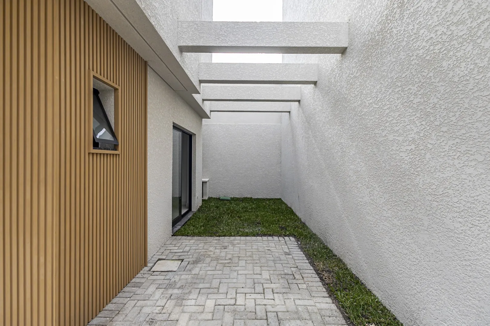 House with 3 bedrooms, 3 baths and 2 parking spots — photo 3