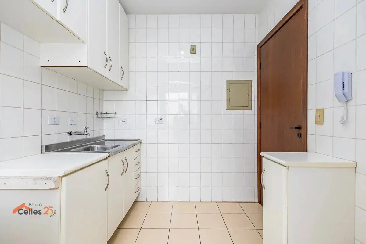 3-bedroom apartment with wood or laminate floors in Curitiba — photo 11