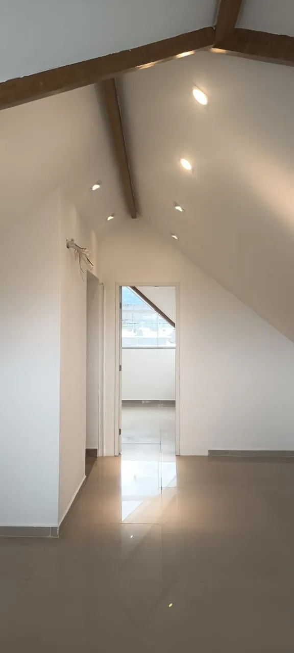 Casa com 5 quartos e 5 banheiros, cozinha com fogão a gás — photo 3