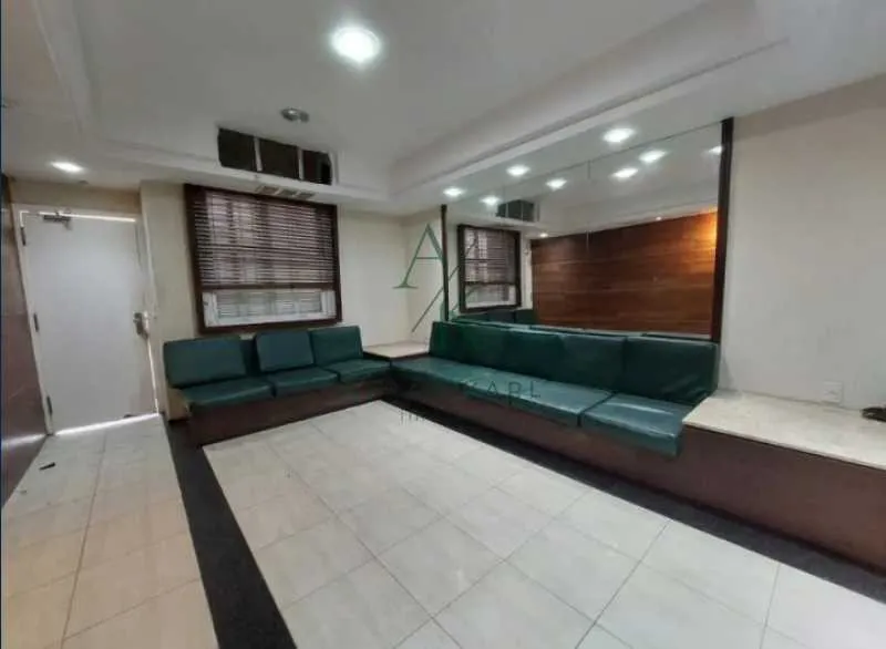 1-bedroom apartment with 5 bathrooms and a separate kitchen