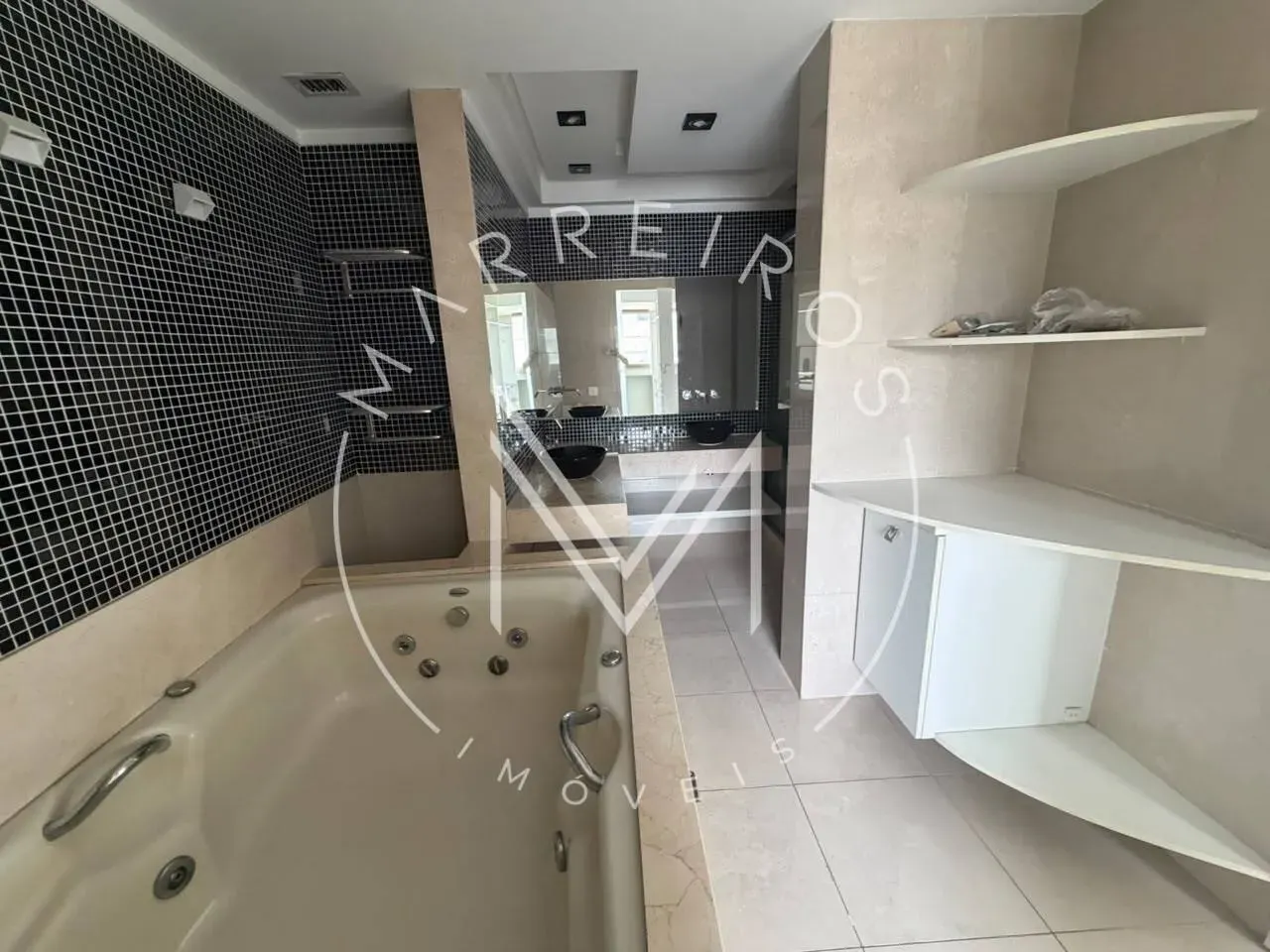 4-bedroom apartment in a building with a sauna — photo 14