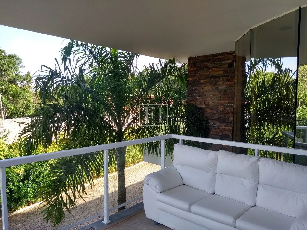 Furnished house, 450 m², with floor-to-ceiling windows — photo 33