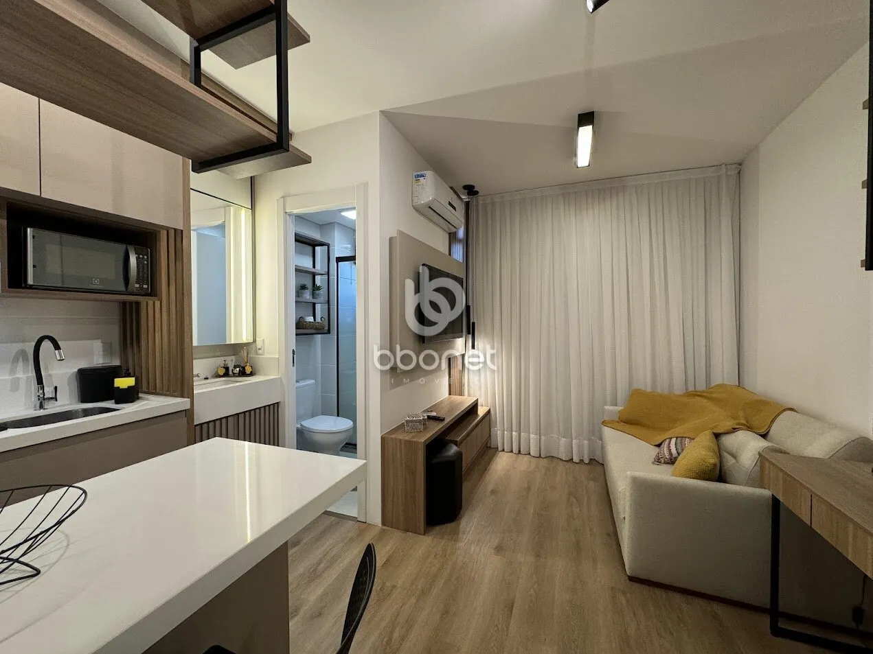 Furnished 1-bedroom apartment with glass balcony — photo 4