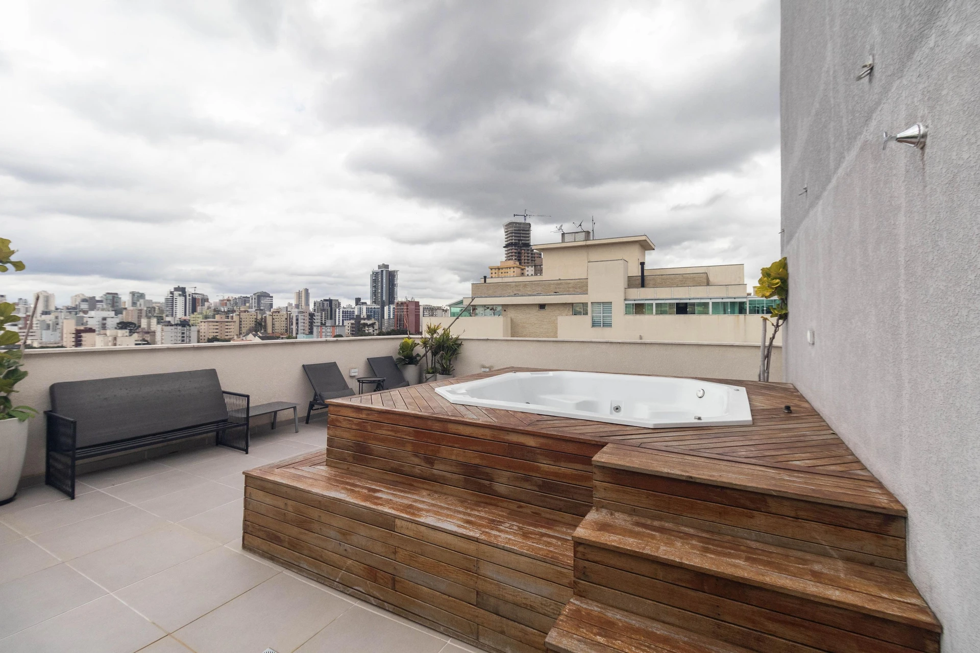 2-bedroom apartment in a building with a gym — photo 6