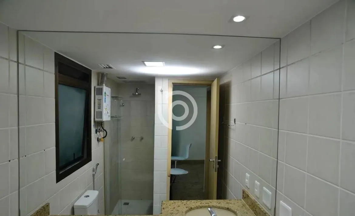 Furnished 1-bedroom apartment with glass-enclosed balcony — photo 21