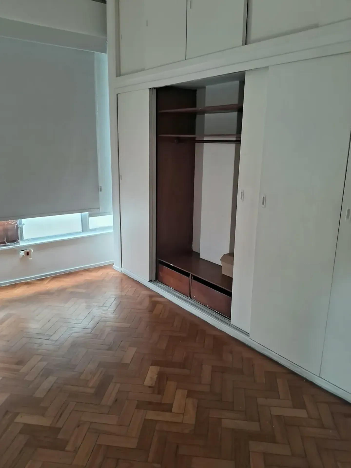 Apartment on the 5th floor with wood or laminate floors — photo 3