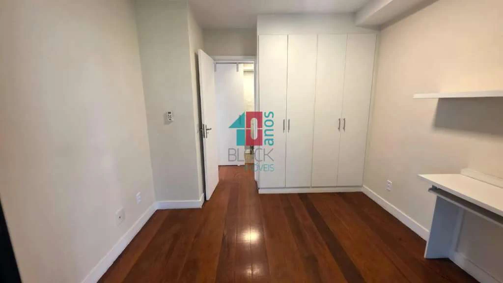 4-bedroom apartment with a glassed-in balcony — photo 23