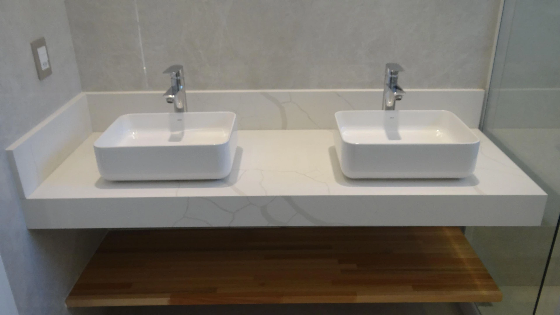 Casa de 384 m² com janelas do piso ao teto e varanda gourmet — photo 45
