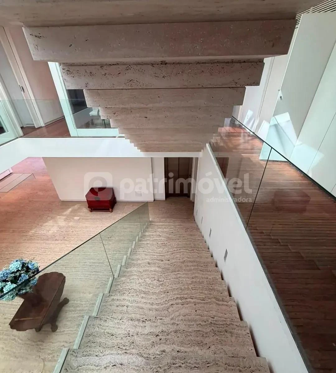 4-bedroom house with floor-to-ceiling windows — photo 17