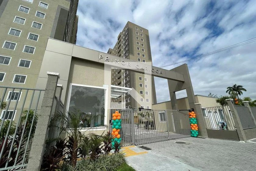 2-bedroom apartment in a building with a pool — photo 40