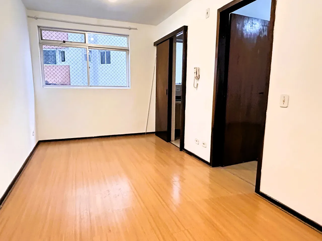 Apartment on the 2nd floor with wood or laminate floors