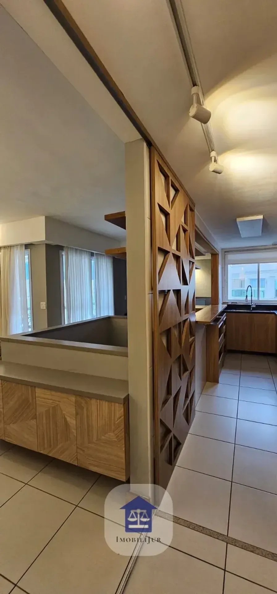Unfurnished 4-bedroom cover with a gas stove kitchen — photo 24