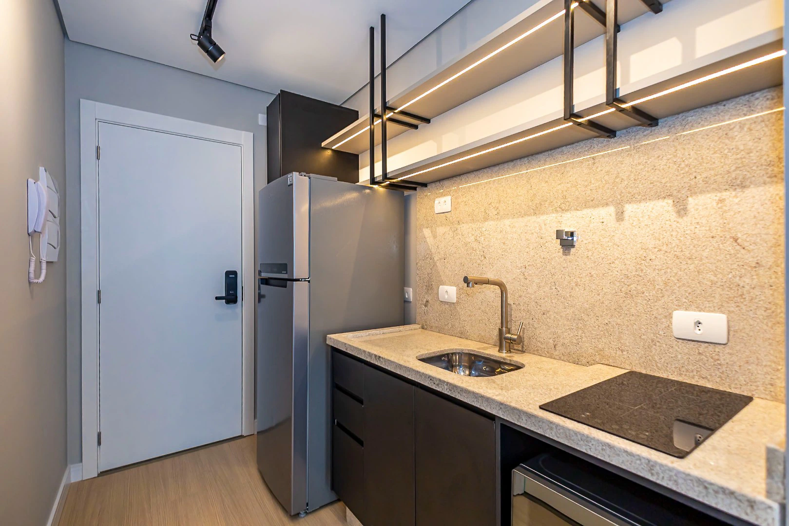 Меблированная студия 20 м² с балконом — photo 2