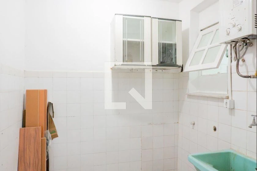 One-bedroom apartment with wood or laminate floors — photo 31