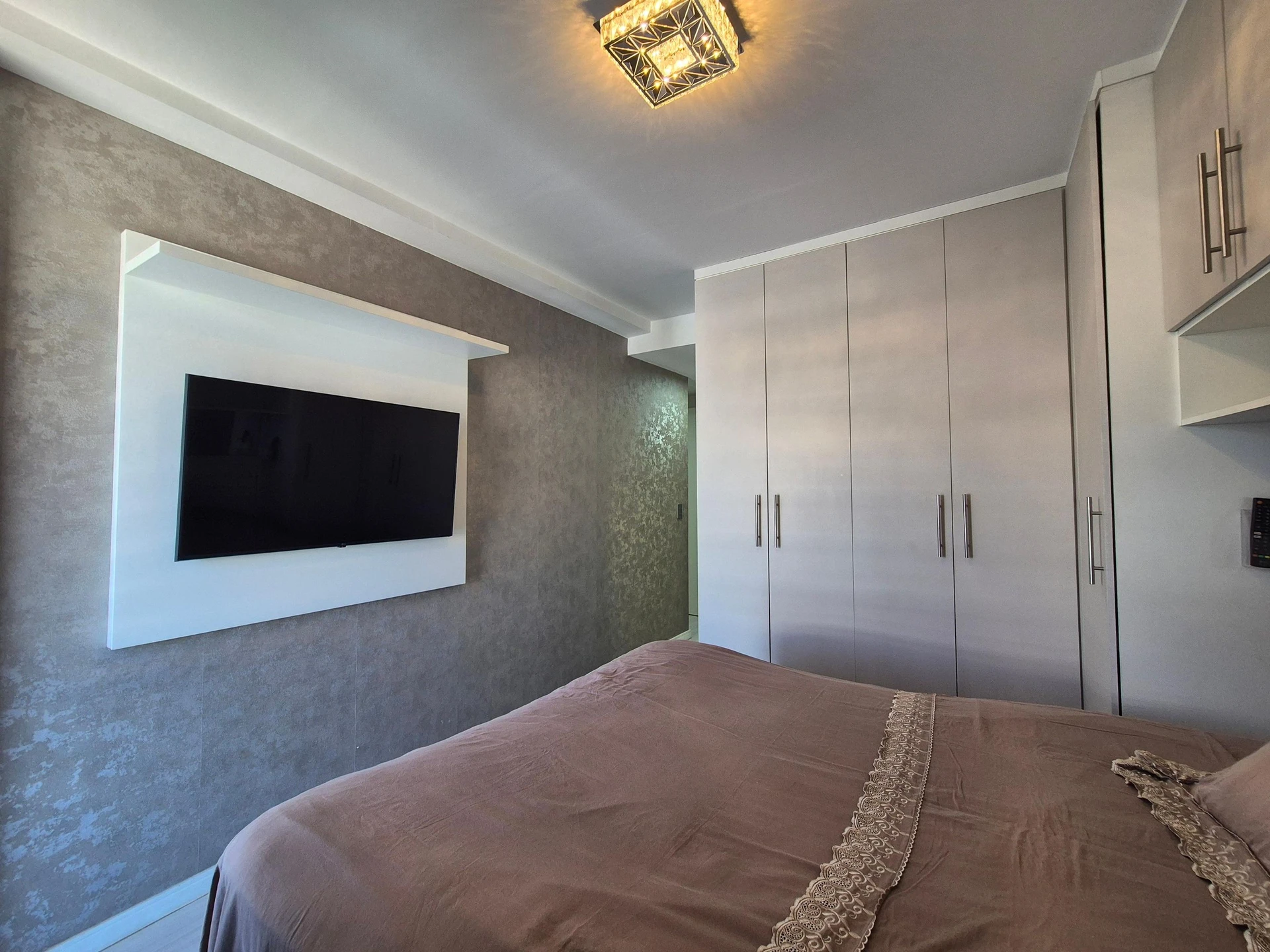 Furnished apartment with 5 bedrooms and open-plan kitchen — photo 10