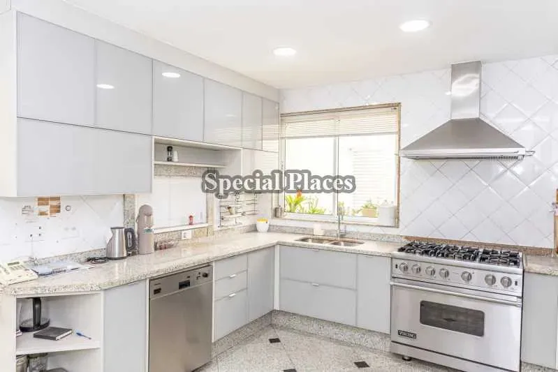 Furnished home with 5 bedrooms and 5 parking spaces — photo 6