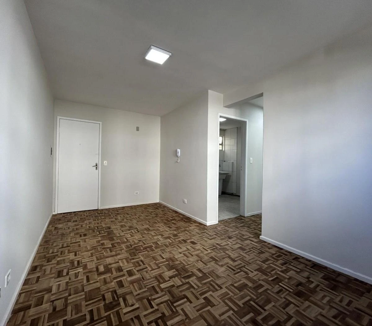 2-bedroom apartment with wood or laminate floors in Curitiba — photo 20
