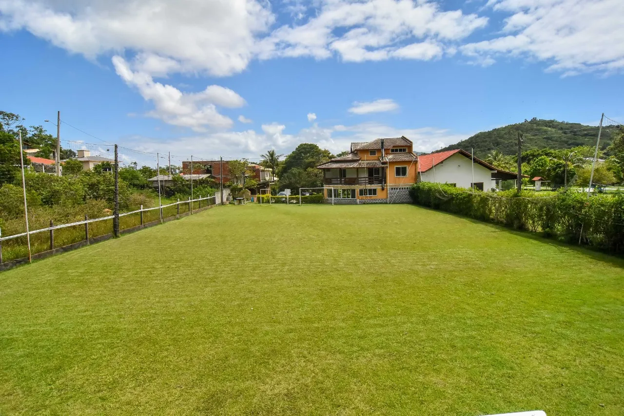 Casa mobiliada com 3 quartos, 1 suíte e 4 banheiros