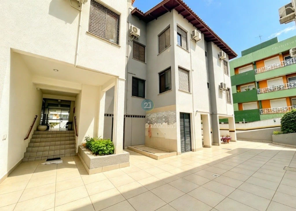 Glass-enclosed balcony in a 3-bedroom apartment, 98 m² — photo 11