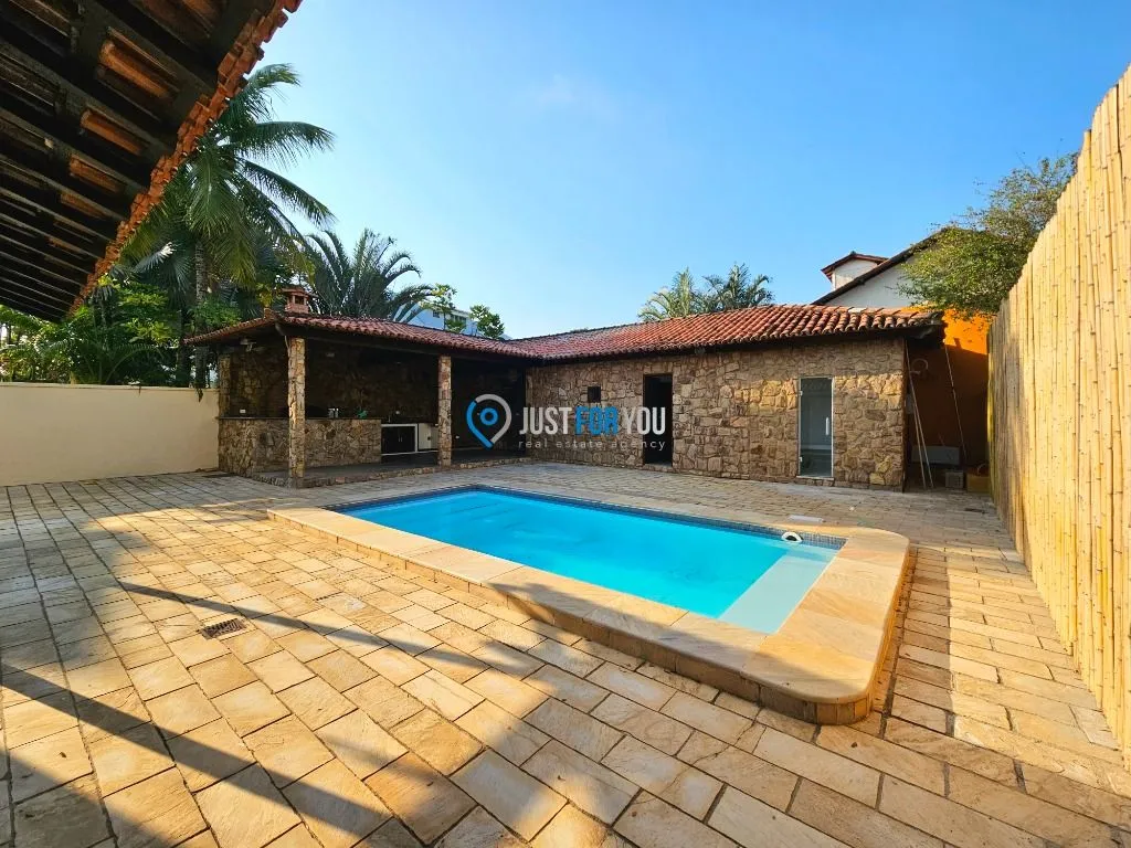 Casa com 5 dormitórios e 5 banheiros, 350 m²