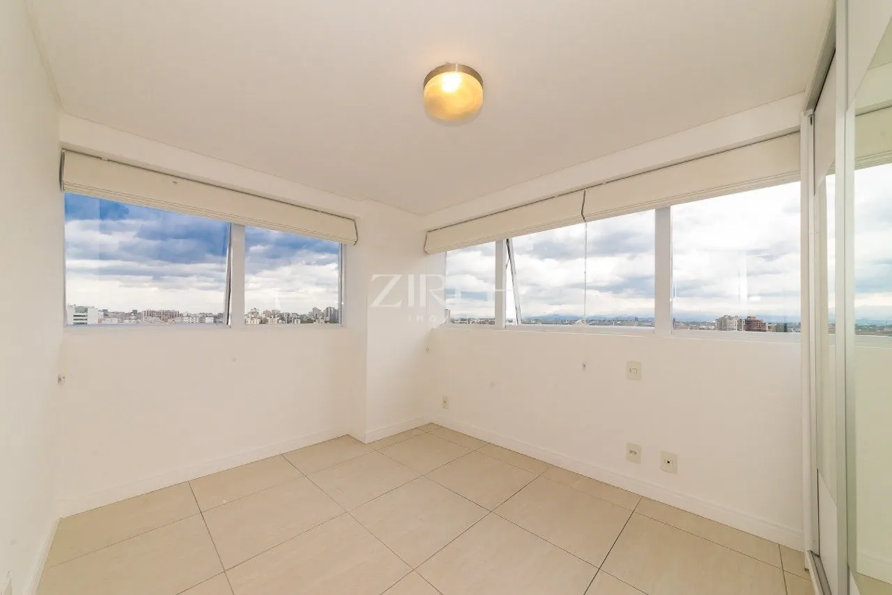Glass-enclosed balcony in a 2-bedroom apartment, 57 m² — photo 10