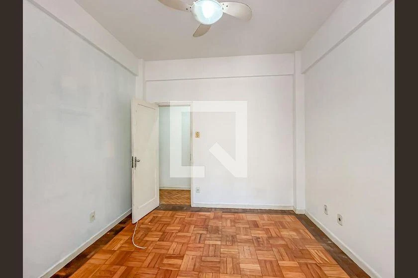 Apartamento de 3 quartos com piso de madeira ou laminado — photo 2