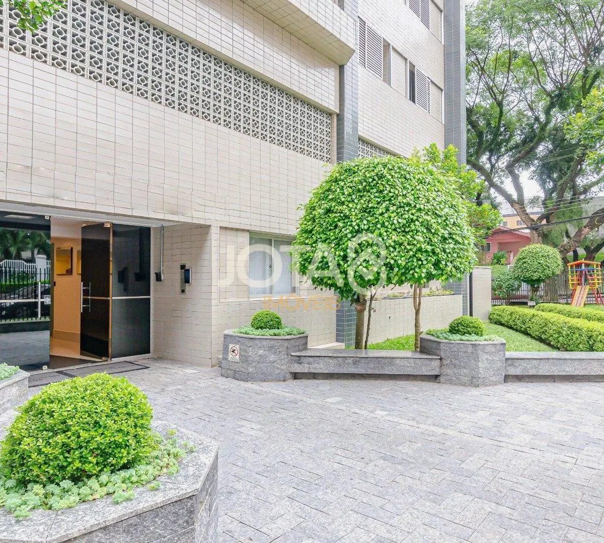 3-bedroom apartment in a building with a gym — photo 3