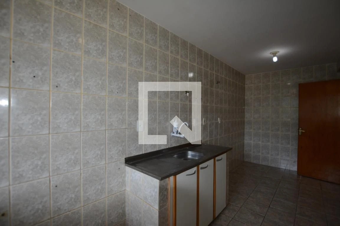 Apartamento para locação com 2 quartos e varanda