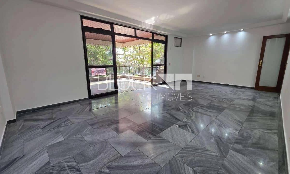 Washing machine in a 3-bedroom apartment, 162 m²