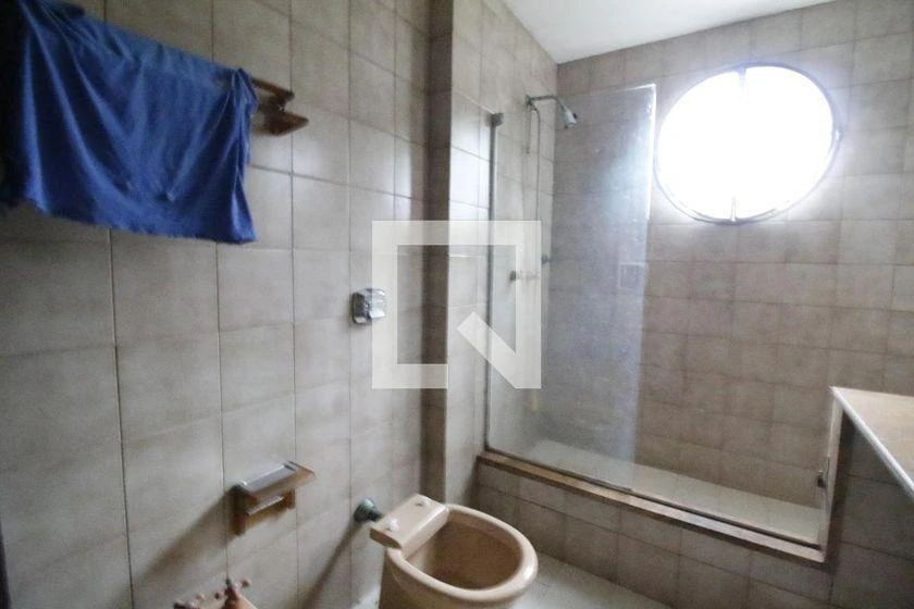 Casa de 500 m² com banheira e janelas do piso ao teto — photo 32