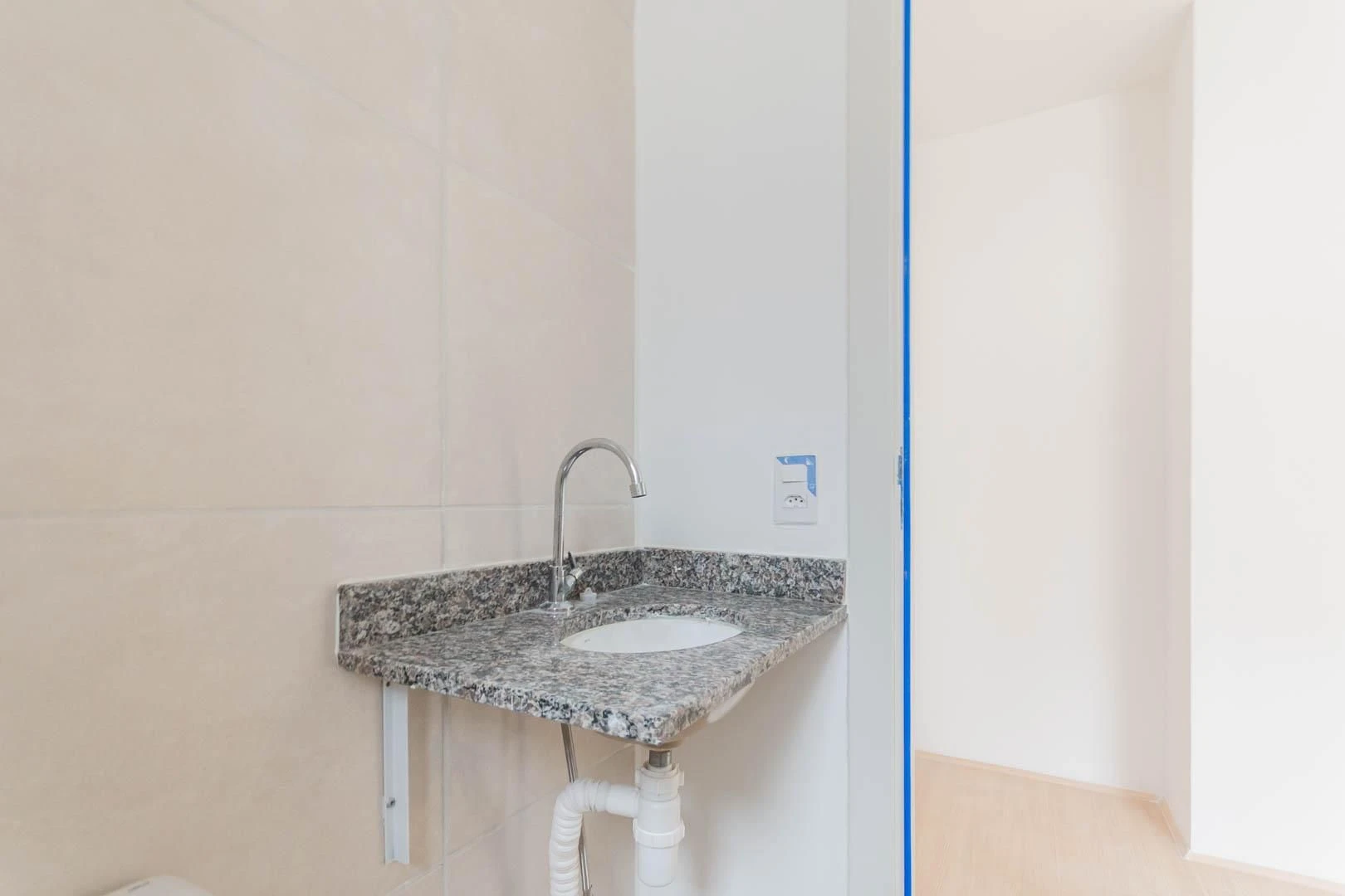 2-bedroom apartment with a suite and a glass balcony — photo 21