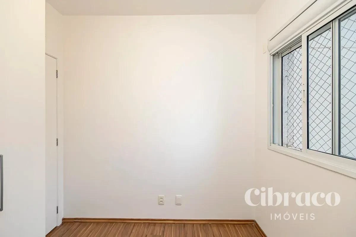 Balcony with a grill in a 4-bedroom apartment, 131 m² — photo 17
