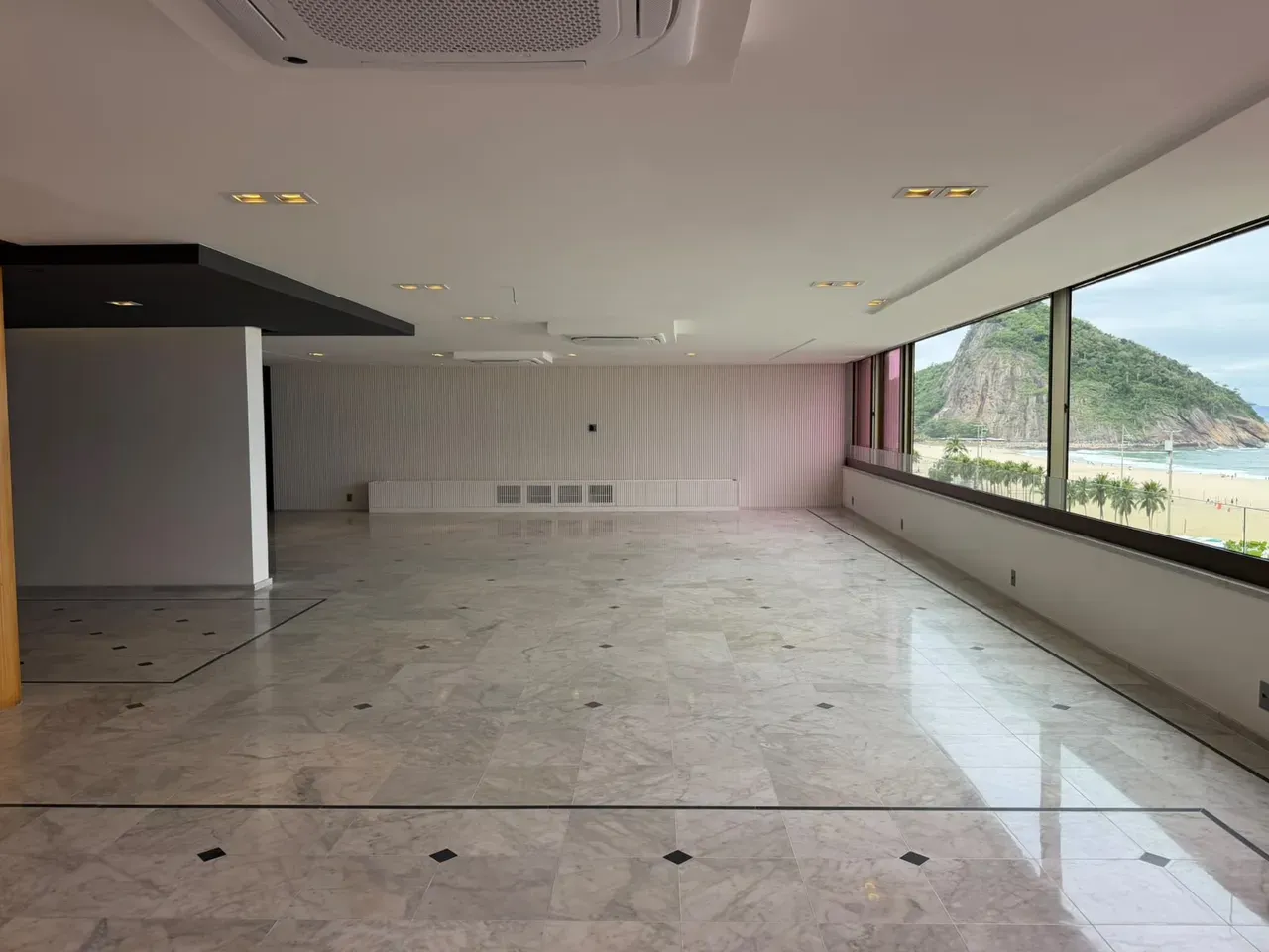 Apartamento de 465 m² com vista para a água e banheira — photo 2