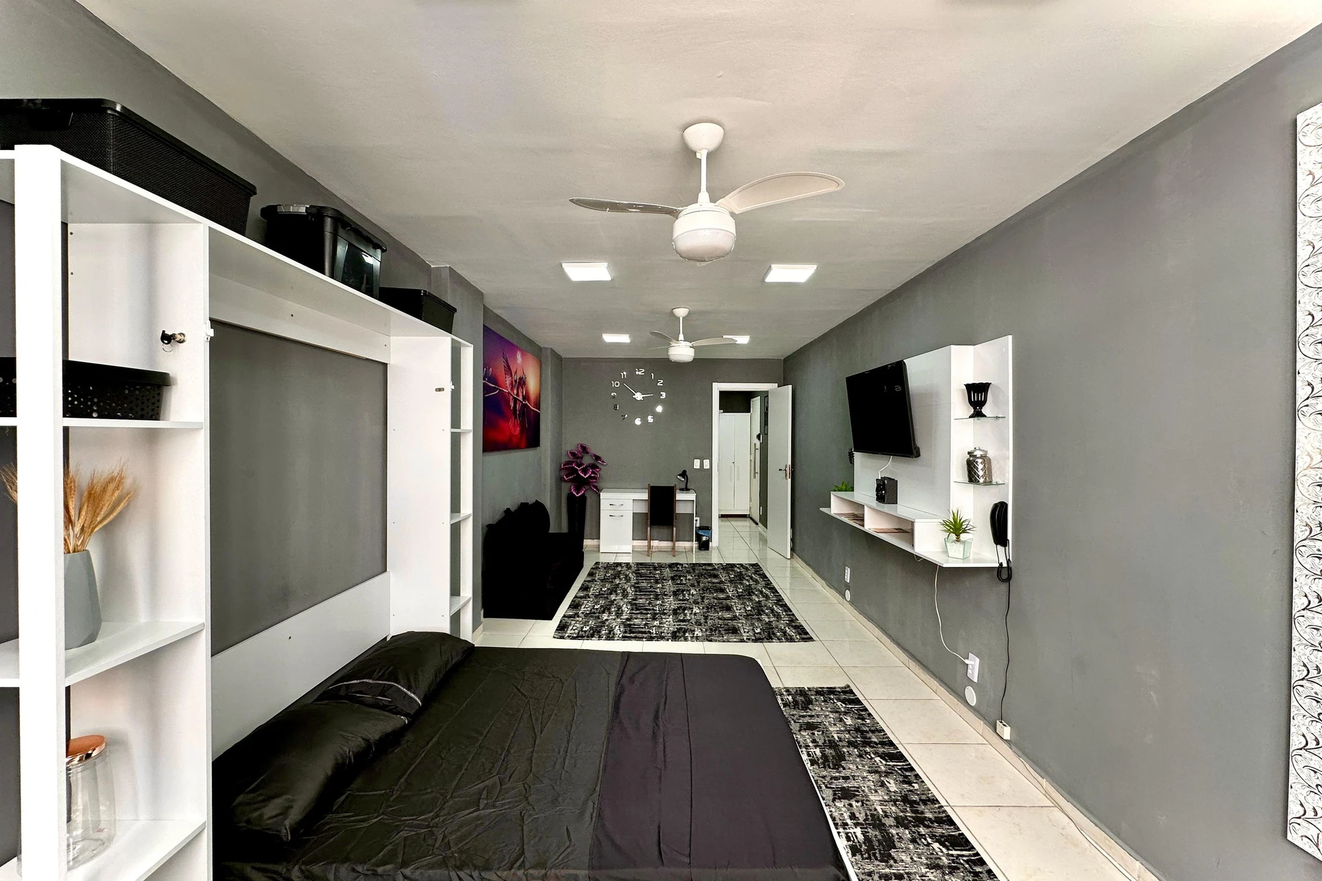 Furnished studio with 1 bedroom and a glass shower — photo 4
