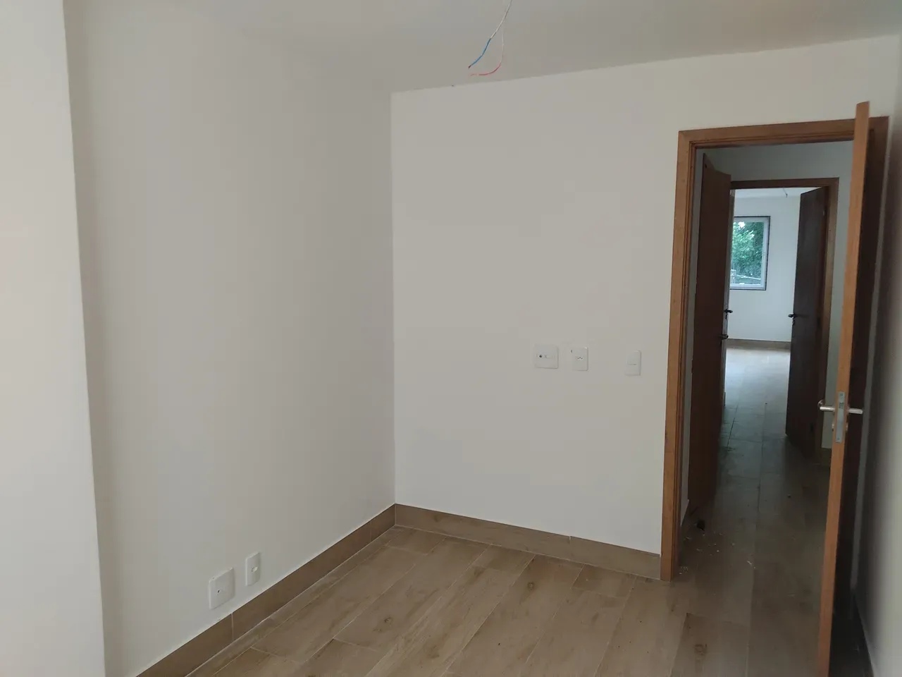 Wood or laminate floors in a 2-bedroom apartment, 80 m² — photo 13