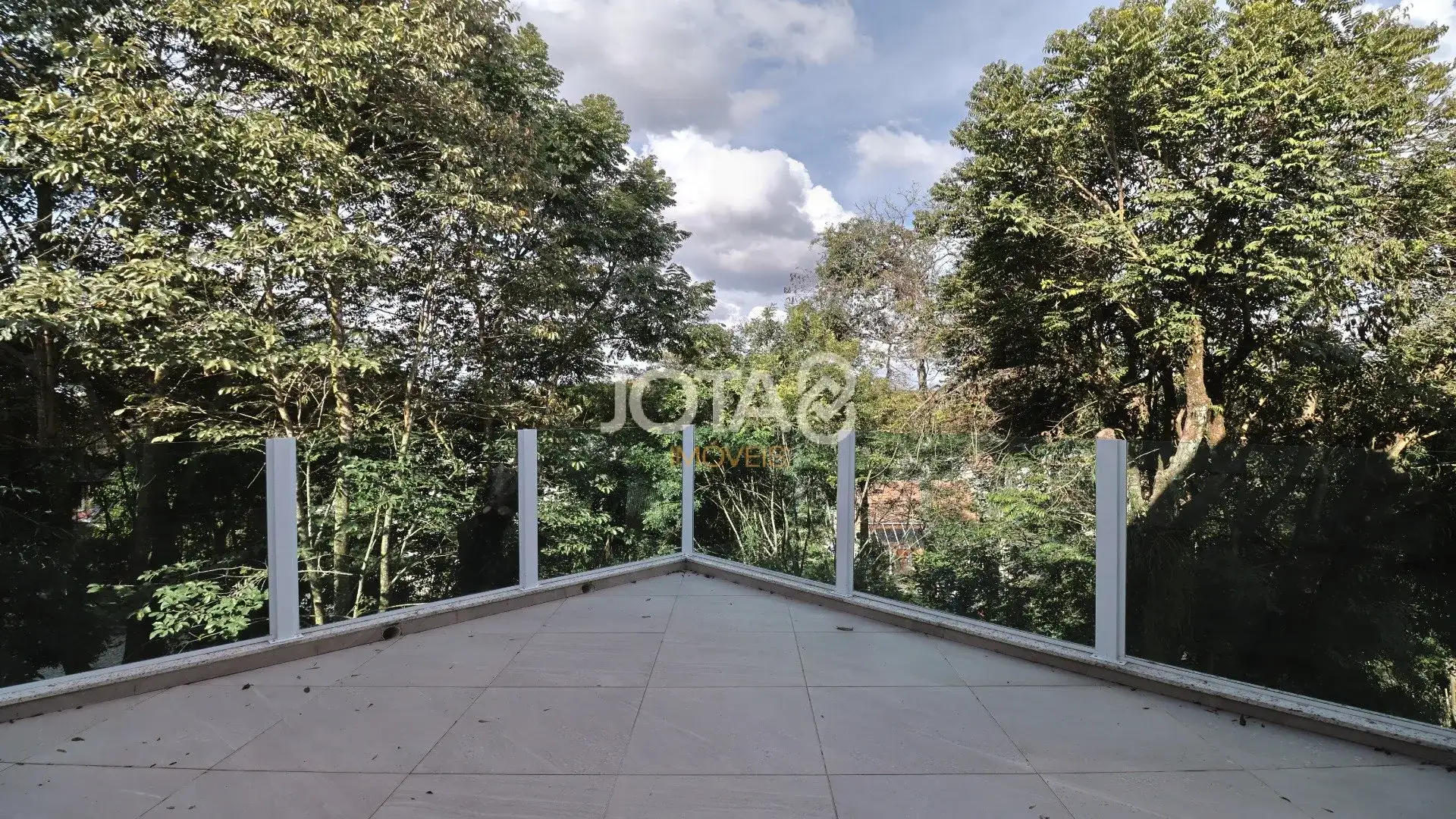 House with 5 bedrooms and a balcony in 370 m² — photo 22