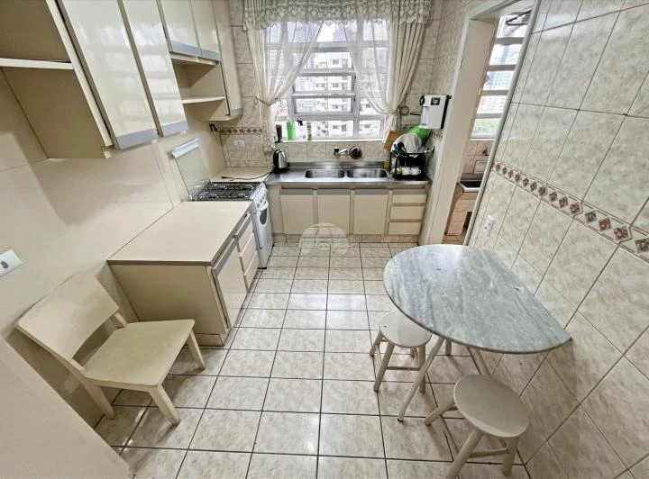 Apartamento de 3 quartos com piso de madeira na sala — photo 8
