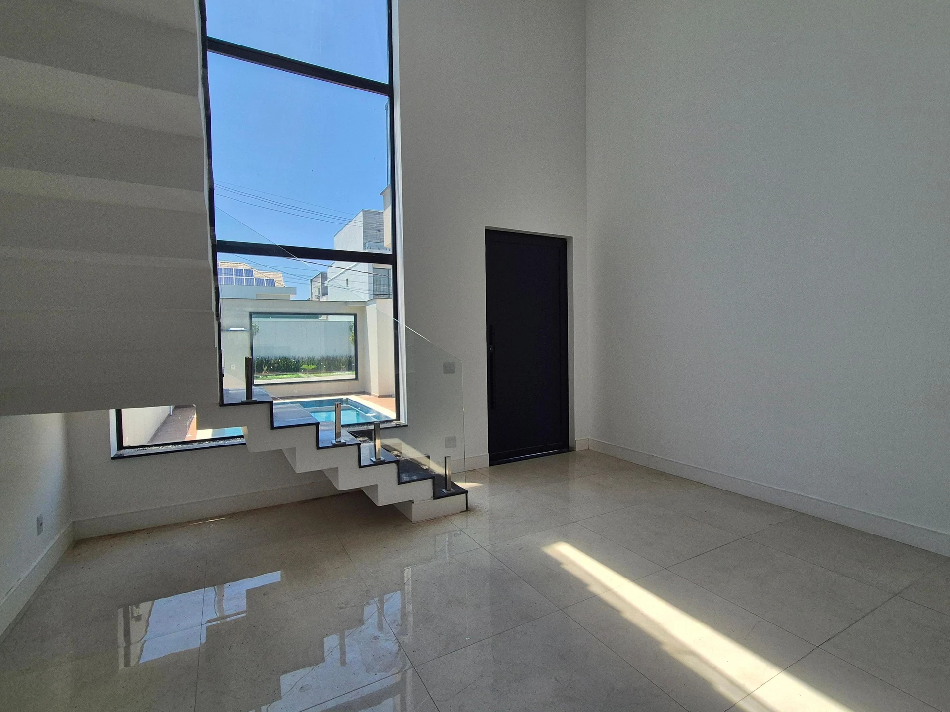 4-bedroom house with a glass-enclosed balcony — photo 21